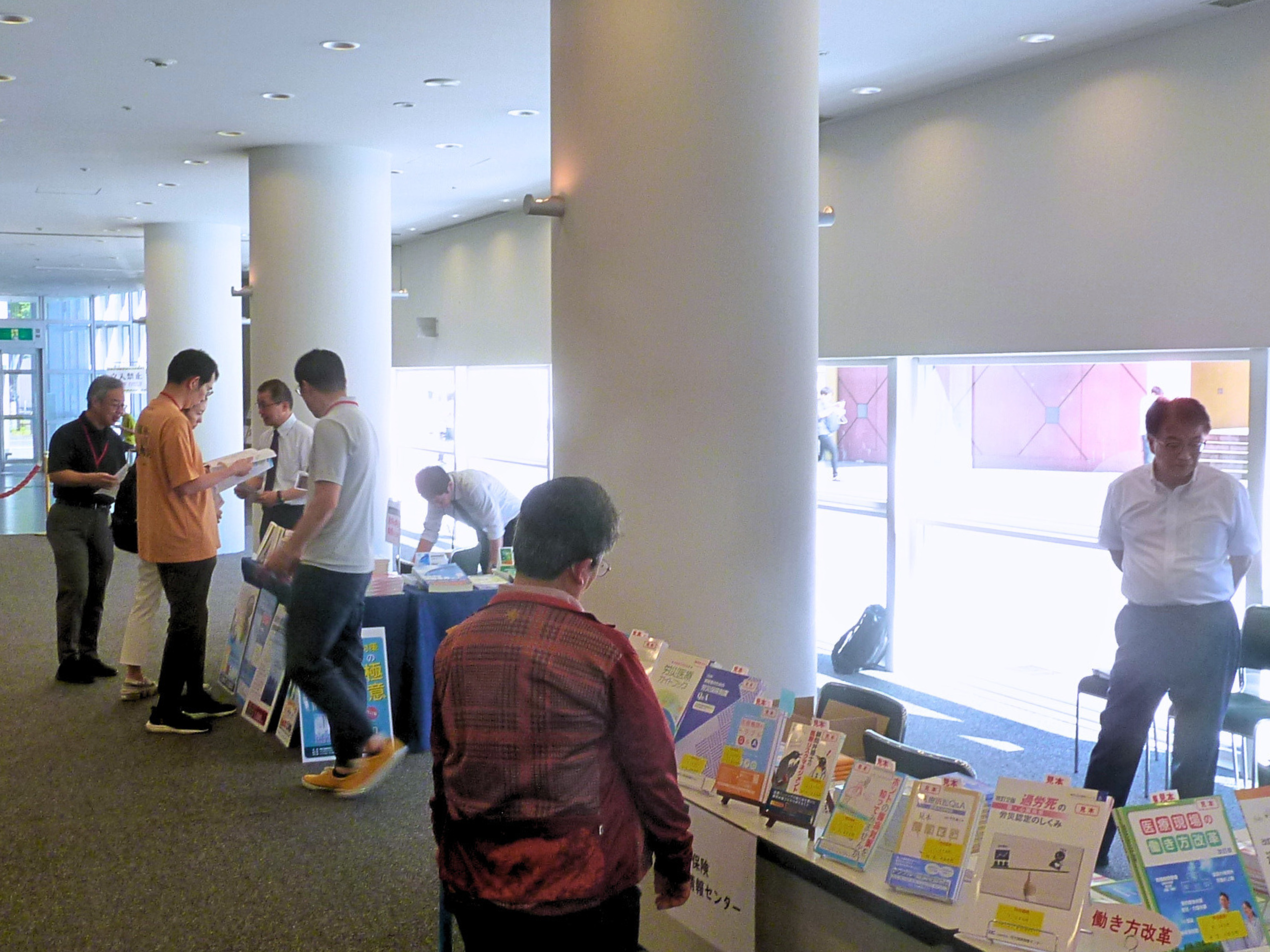 ③書籍販売のようす.png